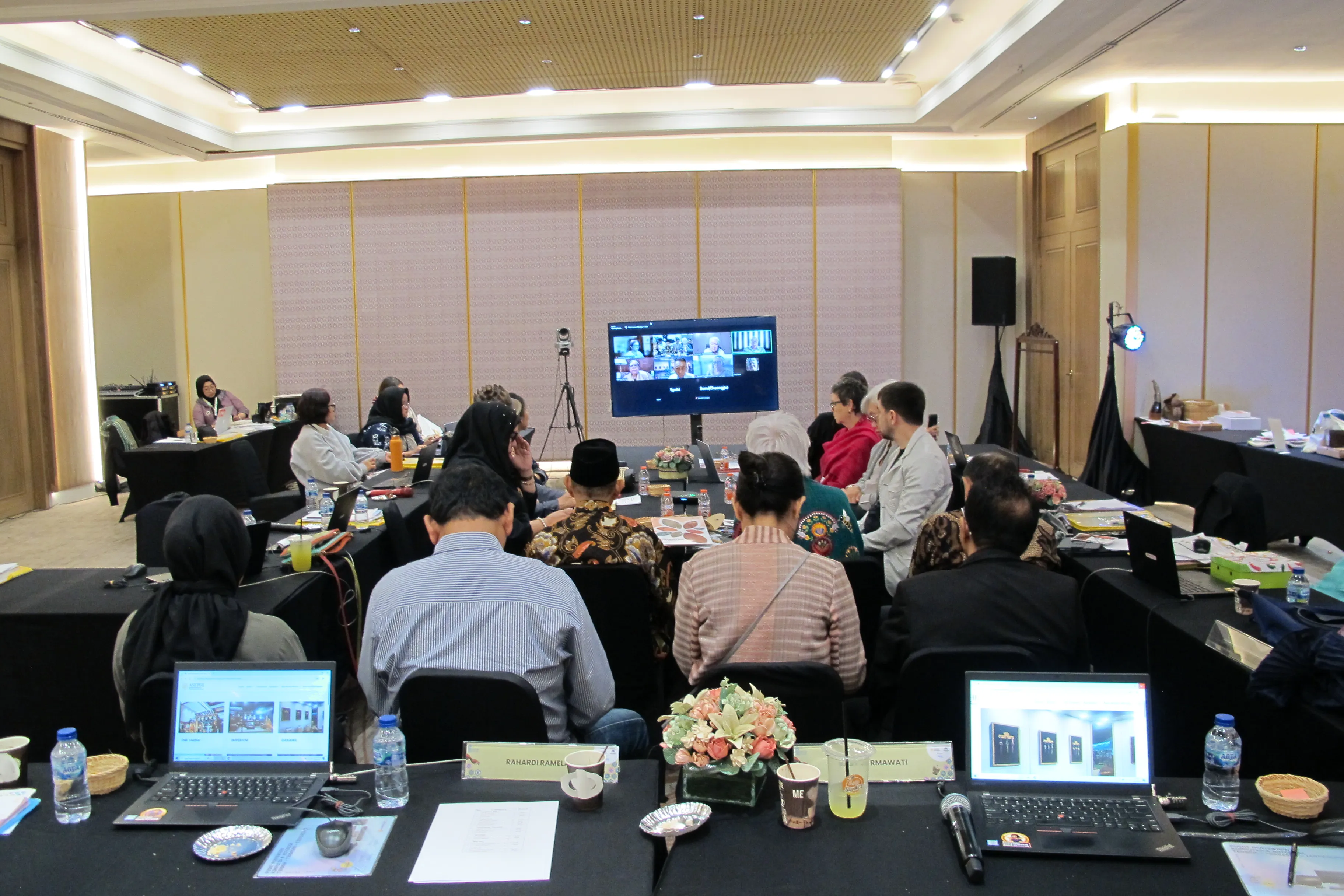 Diskusi hybrid dengan delegasi internasional